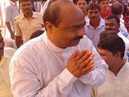 రైలులో ఎమ్మెల్యే వేధింపులు, పార్టీ నుంచి సస్పెన్షన్