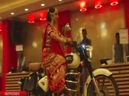 మా వారిని రైడ్‌కి తీసుకెళ్తా: బైక్‌పై మండపానికి వధువు (ఫోటో)