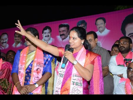 షబ్బీర్! రాజీనామా చేయకపోయినా మేయర్ మాదే: ఒక్క అవకాశమివ్వండని కవిత(పిక్చర్స్)