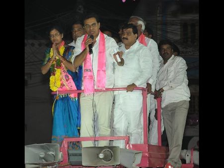 'ఒరిజినల్' టిఆర్ఎస్ నేతలకు షాక్: గెలిచాం లెక్క తేలాలి.. కెటిఆర్ ఉద్వేగం (పిక్చర్స్)