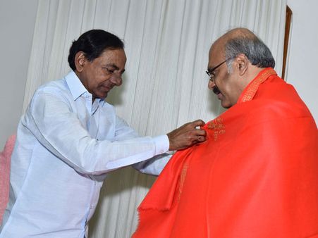 తెలంగాణ ప్రజలకు గర్వకారణం: కేసీఆర్‌ను కలిసిన డా. నాగేశ్వరరెడ్డి (ఫోటోలు)