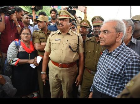 అట్టుడికిన హెచ్‌సియు: యాక్టింగ్ వీసీకి చేదు అనుభవం (పిక్చర్స్)