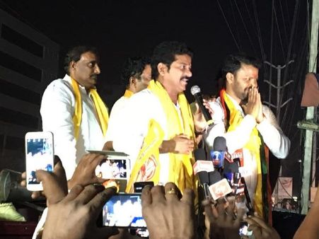 హరీష్ చుట్టూ ఇంటెలిజెన్స్, ఖబడ్దార్ కెసిఆర్: ఊగిపోయిన రేవంత్ (పిక్చర్స్)