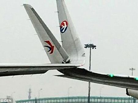 షాకింగ్, భయపడ్డారు: రెండు విమానాలు ఢీకొంటే..!