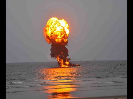 అద్భుతం: యుద్ధక్షేత్రాన్ని తలపించిన విశాఖ(పిక్చర్స్)