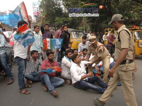 హెచ్‌సియులో ఉద్రిక్తత: క్లాస్‌లకు వెళ్తుంటే అడ్డుకున్న ఏఎస్ఏ