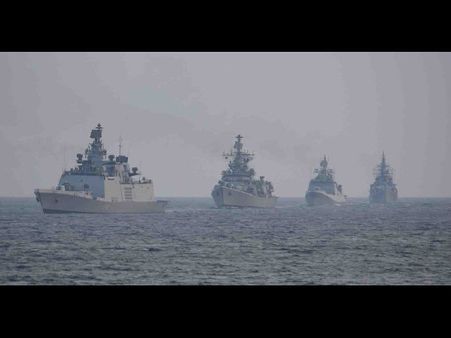 విశాఖ తీరంలో యుద్ధ విన్యాసాలు(పిక్చర్స్)