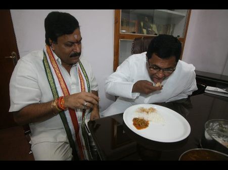 ఏంటిది: జానారెడ్డికి రూ.5 భోజనం చిక్కు, రేవంత్ రెడ్డికి చిక్కిన కెసిఆర్!