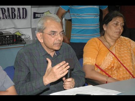 మరో వికెట్ డౌన్: సెలవుపై శ్రీవాస్తవ, దీక్షలో రాహుల్ గాంధీ, ఎబివిపి బంద్