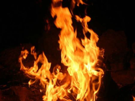 చిన్నారితో సహా ఒంటిపై కిరోసిన్ పోసుకుని నిప్పంటించుకున్న దంపతులు