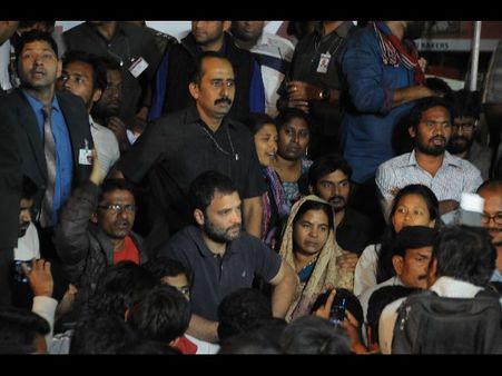 రోహిత్ ఆత్మహత్య: విద్యార్థులతో రాహుల్ గాంధీ దీక్ష, ఆంతర్యం?