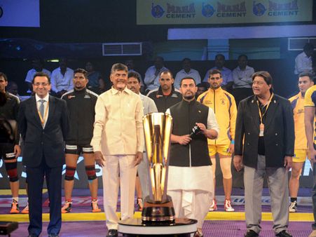 కొద్దిలో చేజారిన 'తెలుగు': చంద్రబాబు-అమీర్ ఖాన్ హల్‌చల్ (పిక్చర్స్)