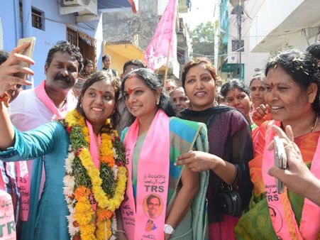 జనాభా 10కోట్లకు పెరిగిన ఇబ్బందిలేదు: కవితతో అభ్యర్థుల సెల్ఫీ, నాయిని డ్యాన్స్(పిక్చర్స్)