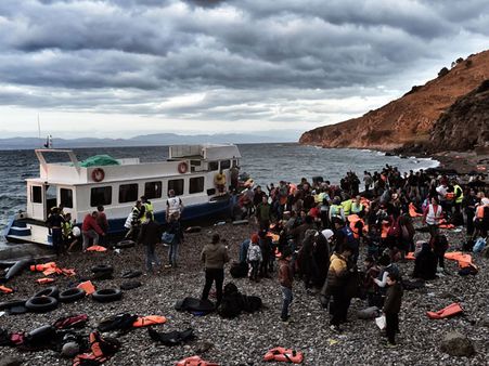 విషాదం: పడవ మునిగి, 37మంది శరణార్థుల మృతి