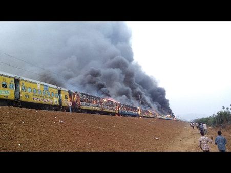 'తుని ఘటనలో జగన్ హస్తం': ఎప్పుడేం జరిగింది (పిక్చర్స్)