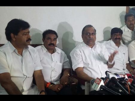 అందుకే ఆపేశా: ముద్రగడ, రైలు దగ్ధం వెనుక 'భారీ' వ్యూహం! (పిక్చర్స్)