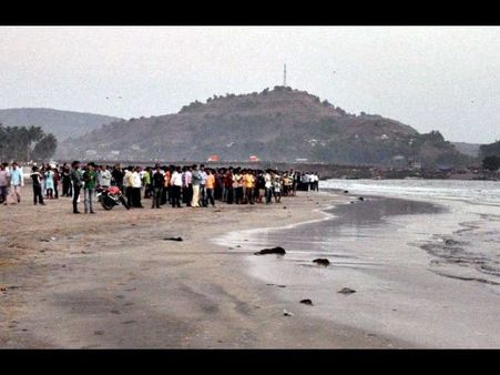 సెల్ఫీలు తీసుకుంటూ అలలకు కొట్టుకుపోయారు, 14మంది మృతి