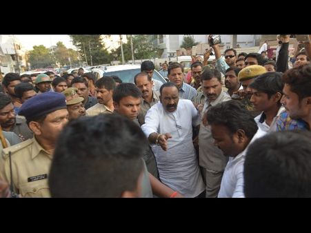 ఆ దోషుల్ని వదలం, వీడియోలున్నాయ్: మజ్లిస్ దాడిపై నాయిని, 7 సర్వేలు మావైపే: కెటిఆర్