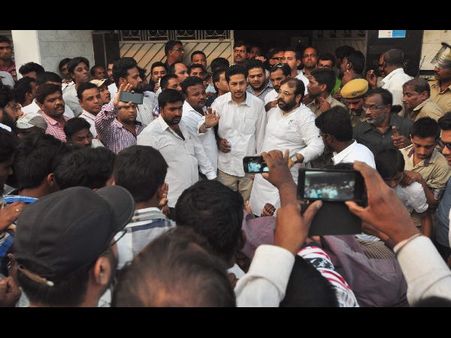 పాతబస్తీలో తీవ్ర ఉద్రిక్తత: డిప్యూటీ సీఎం అలీని కొట్టిన మజ్లిస్ ఎమ్మెల్యే