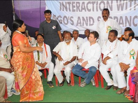 'అనంత'లో రాహుల్ పర్యటన: సభ నుంచి అలిగి వెళ్లిపోయిన కోట్ల (ఫోటోలు)