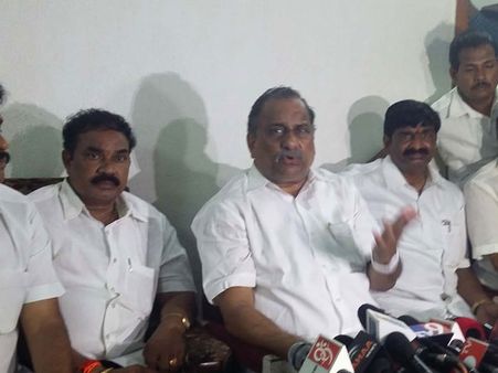 కాపు ఎఫెక్ట్: స్థలం ఓనర్ చినబాబుకు చిక్కు, ముద్రగడ ఏ1, మీడియా సంస్థ చీఫ్‌పై కేసు