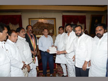 మజ్లిస్‌పై ఏకం, సెక్షన్ 8: 'టిఆర్ఎస్ విఫలం, గవర్నర్ చేతిలోకి తీసుకోవాలి'