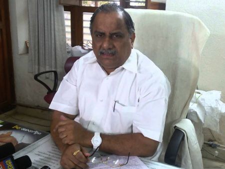 వైఎస్ ఎరాలో ముద్రగడ: గన్, రివాల్వర్ పక్కన పెట్టుకుని..