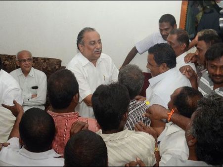 విహెచ్ బైఠాయింపు, బాబు అత్యవసర భేటీ, అందుకే దీక్ష.. చెప్తే ఇప్పుడే విరమిస్తా: ముద్రగడ