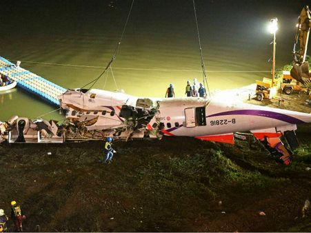 ఆకాశంలో రెండు విమానాలు డీ: సముద్రంలో గాలింపు