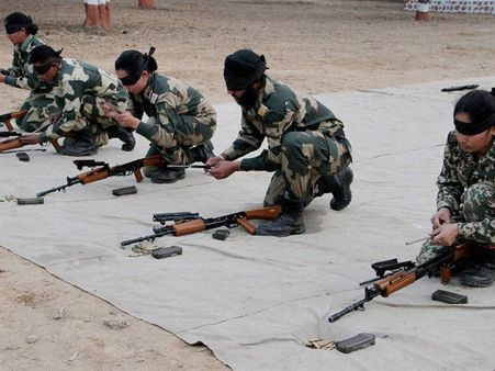 బిఎస్ఎఫ్ కాల్పుల్లో పాక్ డ్రగ్స్ స్మగర్లు హతం