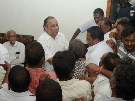 ముద్రగడ ఇంటి వద్ద హైడ్రామా: కార్లు అడ్డం, ఎస్పీ హెచ్చరిక