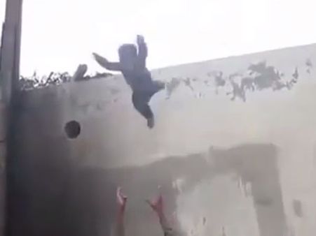 ఏడాది బుడ్డోడు ఇంటిపై నుంచి దూకేశాడు(వీడియో)