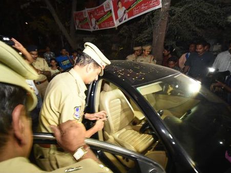 ట్విస్ట్‌లపై ట్విస్ట్‌లు: భార్యతో మాట్లాడిన శశికుమార్, వారెవరు?