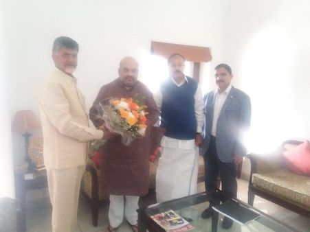 (పిక్చర్స్) ప్రత్యేక హోదాపై బాబుకు మోడీ తీపి కబురు, 'ప్రభుత్వాన్ని అస్థిరపరిచే కుట్ర'