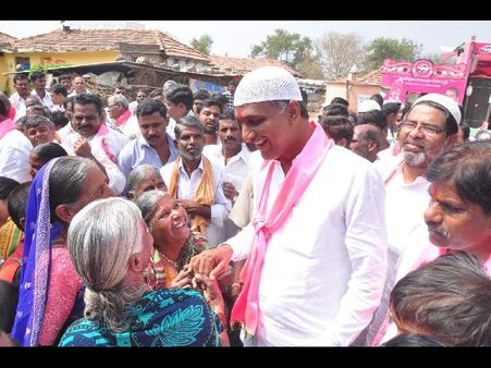 వైఎస్ చనిపోతే జగన్‌కు సిఎం పదవి ఇచ్చారా?: వారసత్వంపై హరీష్ రావు