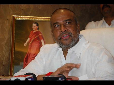 కెసిఆర్ ఫాంహౌస్‌లో కోట్లు దాచారు: దామోదర ఆరోపణ