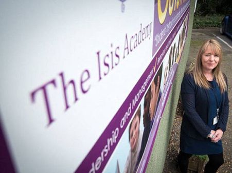 ఐసిస్ ఎఫెక్ట్, తిప్పలు: పేరు మార్చుకున్న పాఠశాల