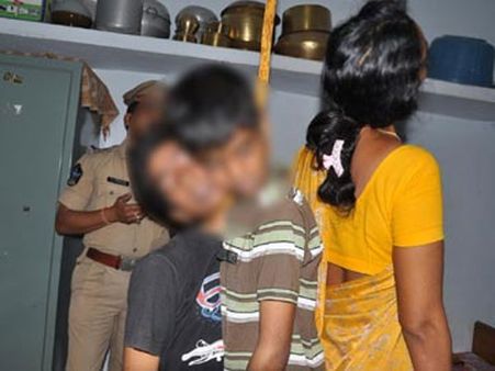 సారీ అంటూ అక్కకి మేసేజ్: ఇద్దరు పిల్లలతో కలిసి తల్లి ఆత్మహత్య