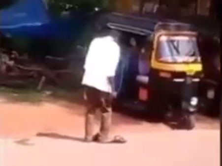 చెప్పులేసుకునేందుకు తాగిన వ్యక్తి తిప్పలు(వీడియో)