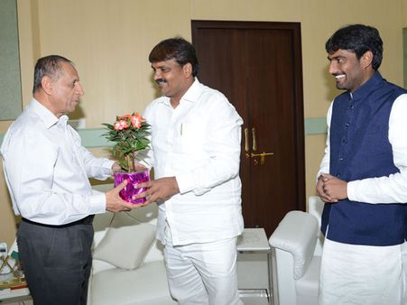 గవర్నర్‌కు మొక్క ఇచ్చిన మేయర్ బొంతు రామ్మోహన్ (పిక్చర్స్)