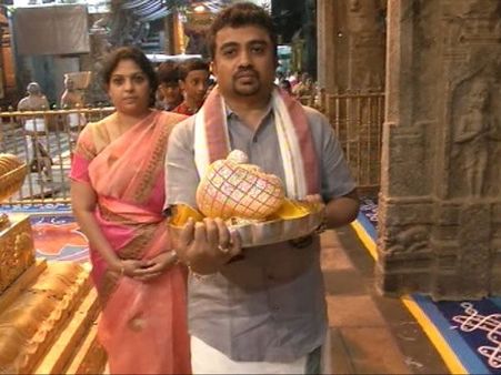 శ్రీవారి సేవలో నటి శ్రియ: రూ.1కోటి వజ్ర కిరీటం ఇచ్చిన దంపతులు (పిక్చర్స్)