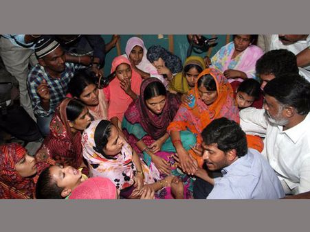 ముస్తాక్‌కు ఘన నివాళి: చంద్రబాబు చిన్న చూపు చూశారన్న జగన్