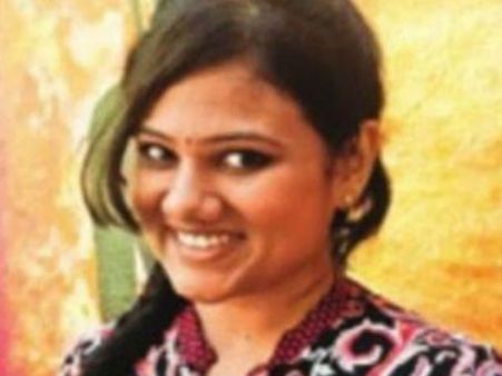 బాబా మాయలో ఐఐటి విద్యార్థిని ప్రత్యూష: మొండికేసింది, తెచ్చారు