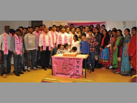 లండన్, బహ్రెయిన్లలో కెసిఆర్ బర్త్‌డే వేడుక(పిక్చర్స్)