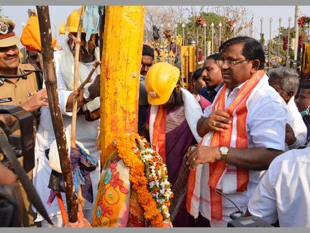 మేడారం: సారలమ్మ రాక అపూర్వ ఘట్టం(పిక్చర్స్)