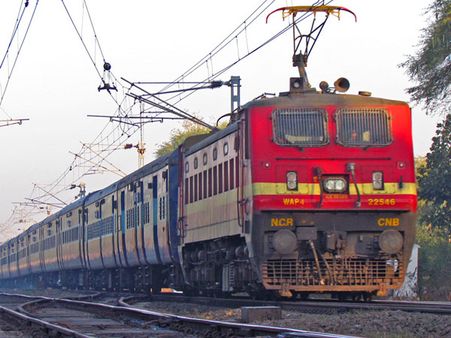 ఆత్మహత్య: ఏపీ ఎక్స్‌ప్రెస్ రైలు చక్రాల్లో నలిగి తల్లీకూతుళ్ల మృతి