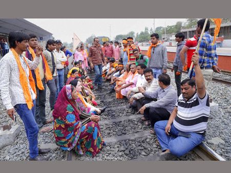రిజర్వేషన్ చిచ్చు: స్టేషన్‌కు నిప్పు, బస్సులు దగ్ధం సీఎం విజ్ఞప్తికి నో