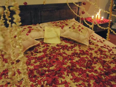 ఎయిడ్స్‌ను దాచిపెట్టి పెళ్లి: శోభనాన్ని అడ్డుకున్న పోలీసులు