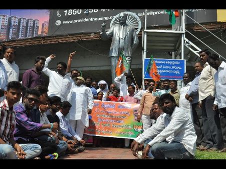 జెఎన్‌యు రగడ: కన్నయ్యకోసం లెఫ్ట్, రంగంలోకి బిజెపి ఎస్సీ మోర్చా