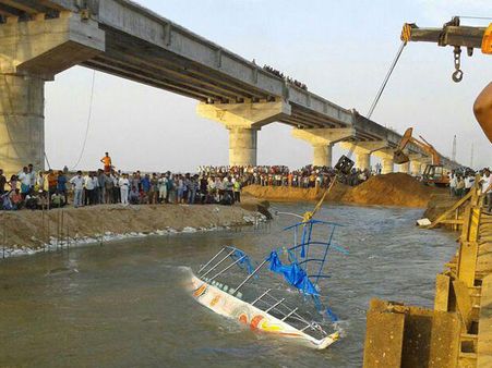 గోదావరిలో పడవ బోల్తా: తప్పిన పెనుప్రమాదం, బాలుడి గల్లంతు